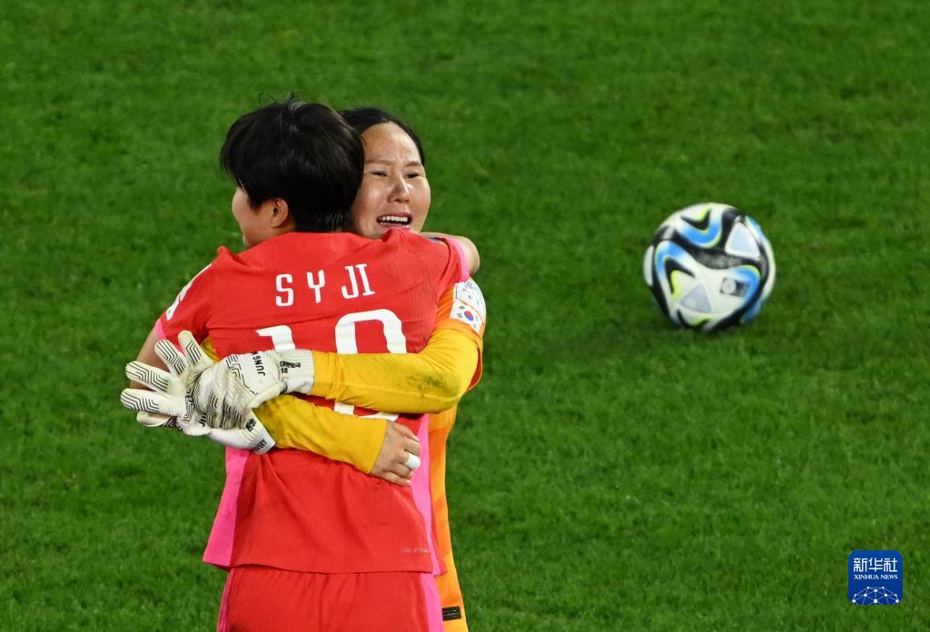 8月3日，韓國隊守門員金正美（后）與隊友池笑然擁抱。新華社記者 李一博 攝