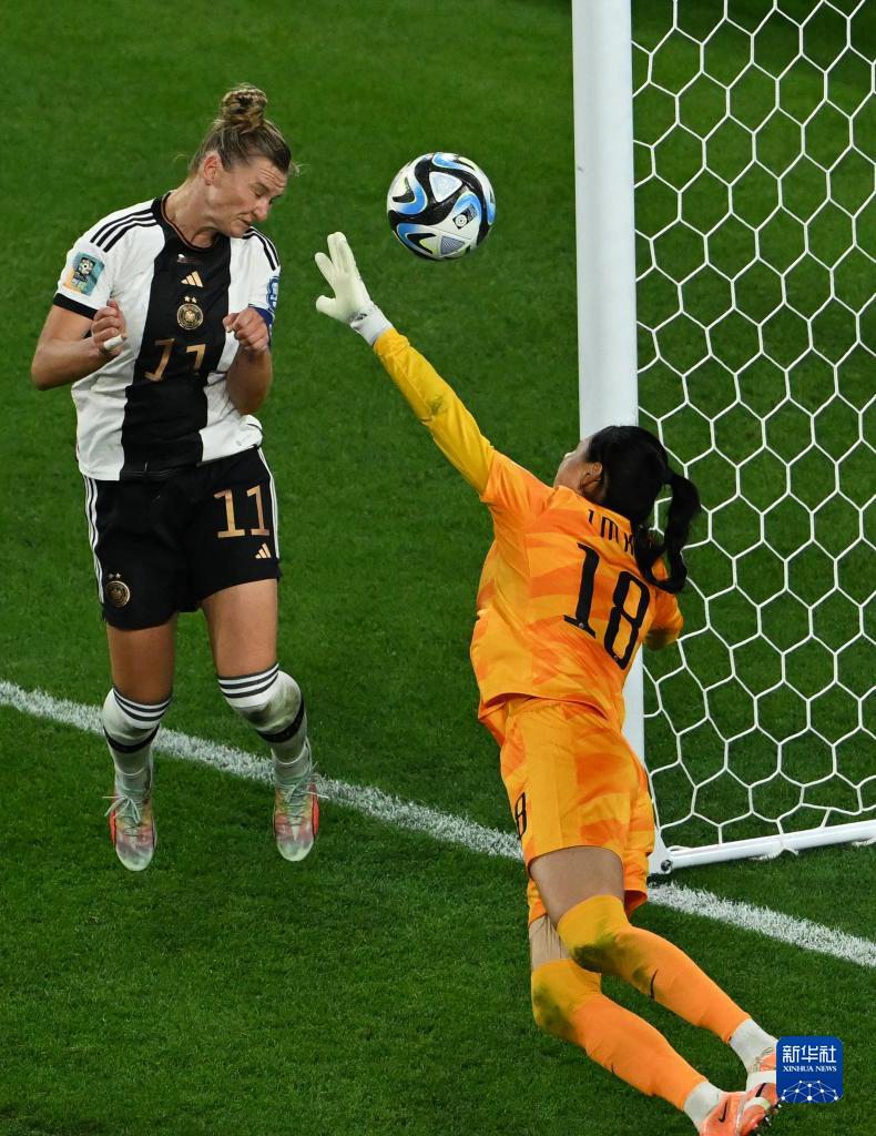 8月3日，德國隊球員亞歷山德拉·波普（左）頭球攻門。新華社記者 李一博 攝