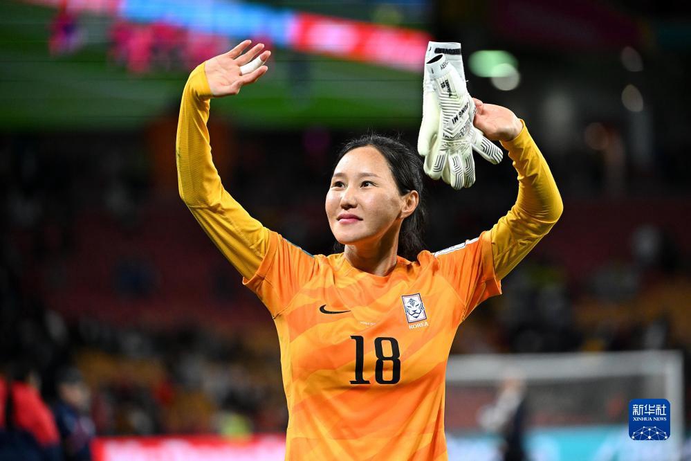 8月3日，韓國隊守門員金正美在比賽后向觀眾致意。新華社記者 熊琦 攝