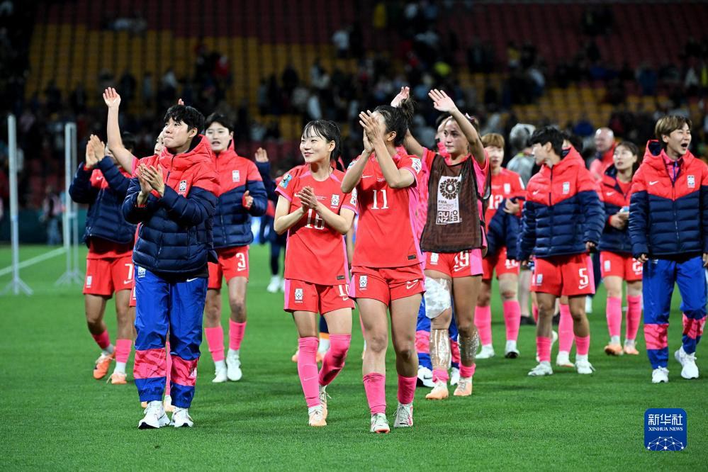 8月3日，韓國隊在比賽后向觀眾致意。新華社記者 熊琦 攝