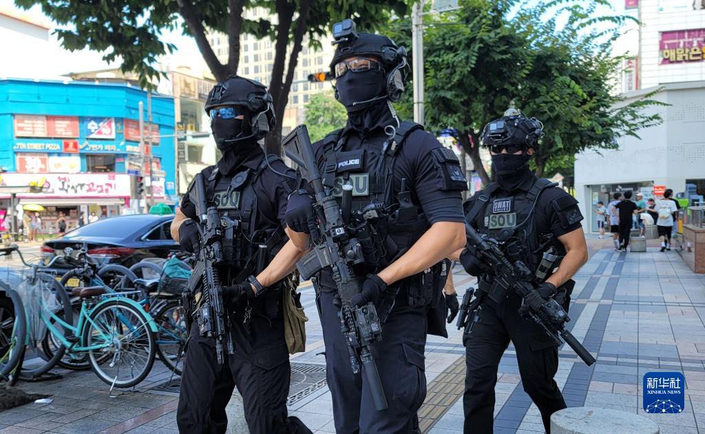 8月6日，全副武装的特警在韩国大邱街头巡逻。新华社/纽西斯通讯社