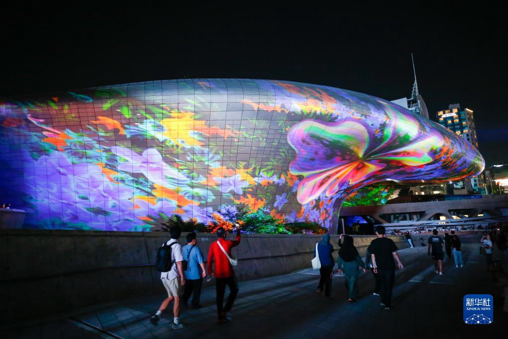 9月1日，人们在韩国首尔东大门设计广场观看灯光秀。新华社记者 王益亮 摄