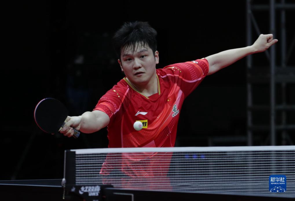 9月6日，中國隊選手樊振東在比賽中回球。他以3比2戰勝韓國隊選手林鐘勛。新華社發（李相浩攝）