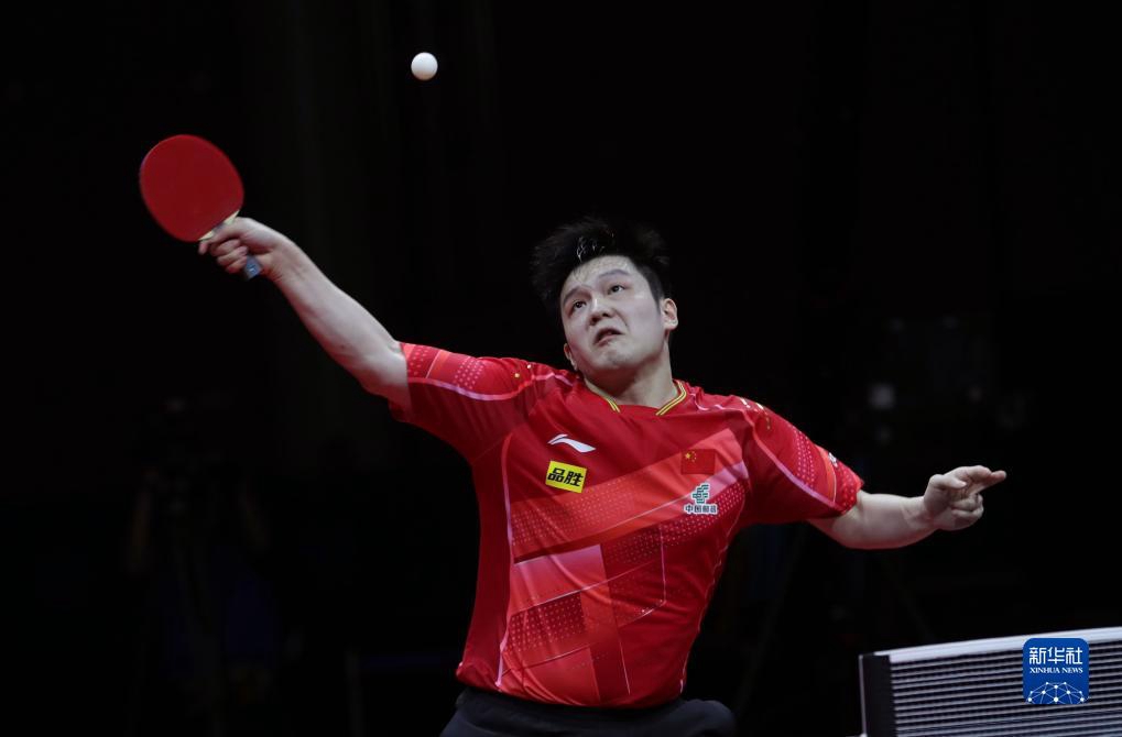 9月6日，中國隊選手樊振東在比賽中回球。他以3比2戰勝韓國隊選手林鐘勛。新華社發（李相浩攝）
