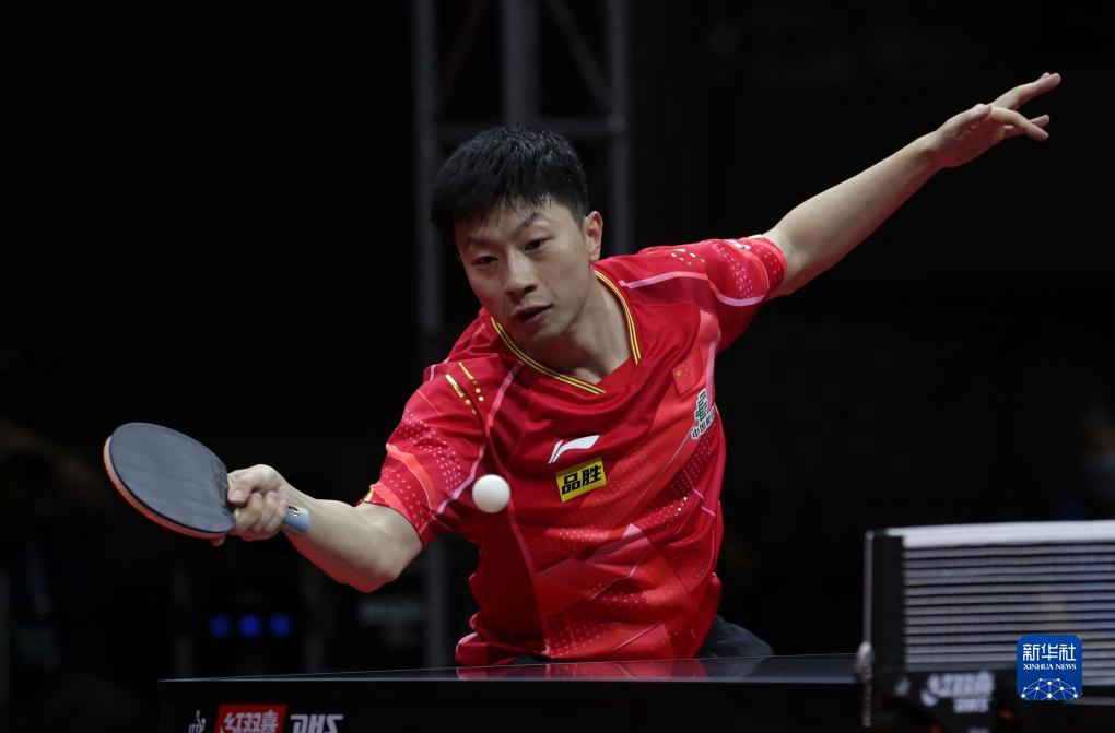 9月6日，中國隊選手馬龍在比賽中回球。他以3比0戰勝韓國隊選手安宰賢。新華社發（李相浩攝）
