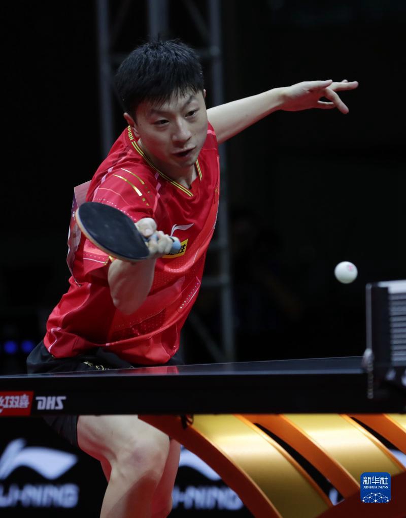 9月6日，中國隊選手馬龍在比賽中回球。他以3比0戰勝韓國隊選手安宰賢。新華社發（李相浩攝）
