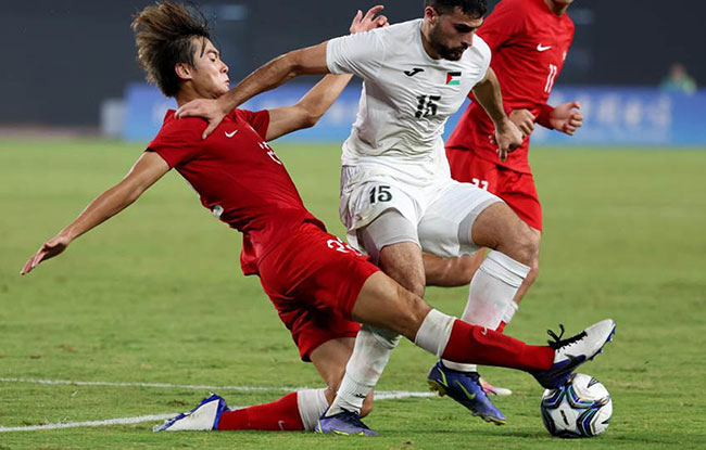 足球综合：中、韩晋级约战八强赛