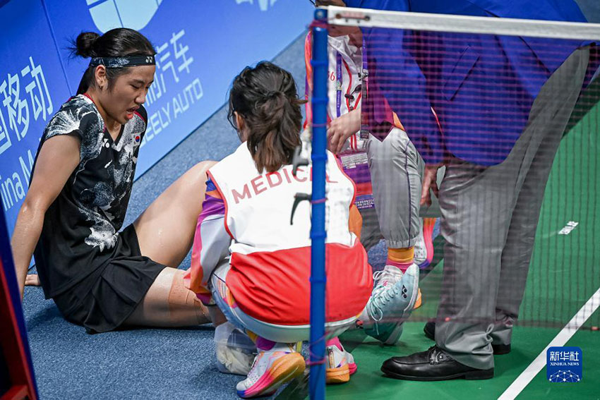 10月7日，韓國選手安洗瑩在比賽中接受治療。新華社記者 江漢 攝
