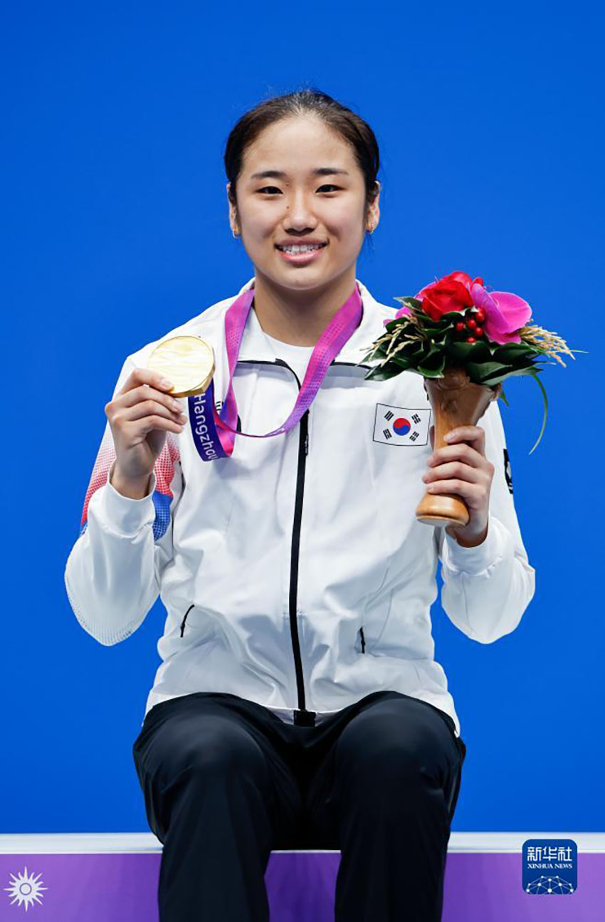10月7日，冠軍韓國選手安洗瑩在領獎台上。新華社記者 任正來 攝