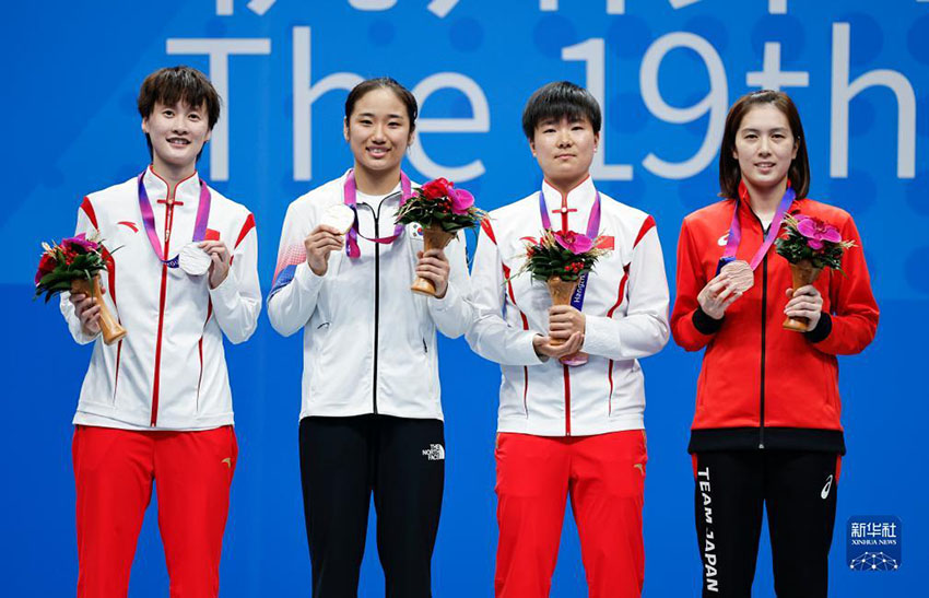 10月7日，冠軍韓國選手安洗瑩（左二）、亞軍中國選手陳雨菲（左一）、季軍中國選手何冰嬌（右二）和日本選手大堀彩在領獎台上。新華社記者 任正來 攝