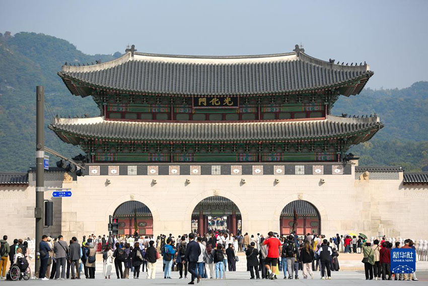 10月18日，游客在韩国首尔光化门参观。新华社记者 王益亮 摄
