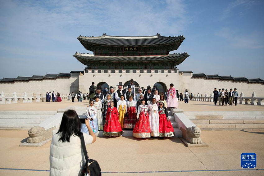 10月18日，游客在韓國首爾光化門前合影留念。新華社記者 王益亮 攝