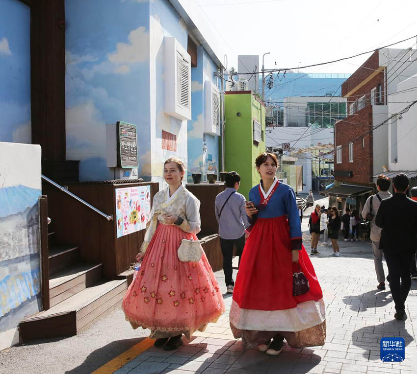 11月9日，游客在韓國釜山市的甘川文化村游玩。新華社記者 姚琪琳 攝