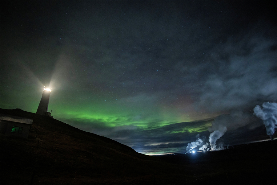 冰岛夜空出现绚丽北极光