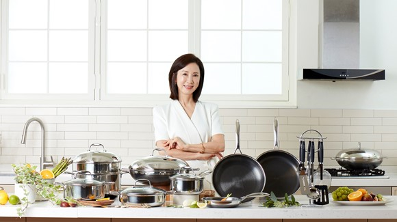  在2023年的韓國第一品牌大獎評選中，廚具品牌Cookcell榮獲“2024年值得中國消費者期待的韓國品牌獎”。　                     2023年11月6日至11月19日，1700萬名中國消費者通過網絡問卷投票方式參與評選。其中，Cookcell獲得了80273名消費者的投票，獲得綜合指數4.4分（滿分5分），位居廚具品牌排行榜榜首。                     韓國BLACKCUBE公司旗下的廚具品牌Cookcell，憑借其高質量產品和超高性價比，備受消費者青睞。BLACKCUBE目前已入駐韓國各大百貨商店、大型超市和電商平台，在韓國電視購物節目中累計銷售額突破1800億韓元（約合人民幣9.94億元）。目前，Cookcell已將產品出口至美洲、歐洲、東南亞等地區的20多個國家，月度出口數量達40萬件。 