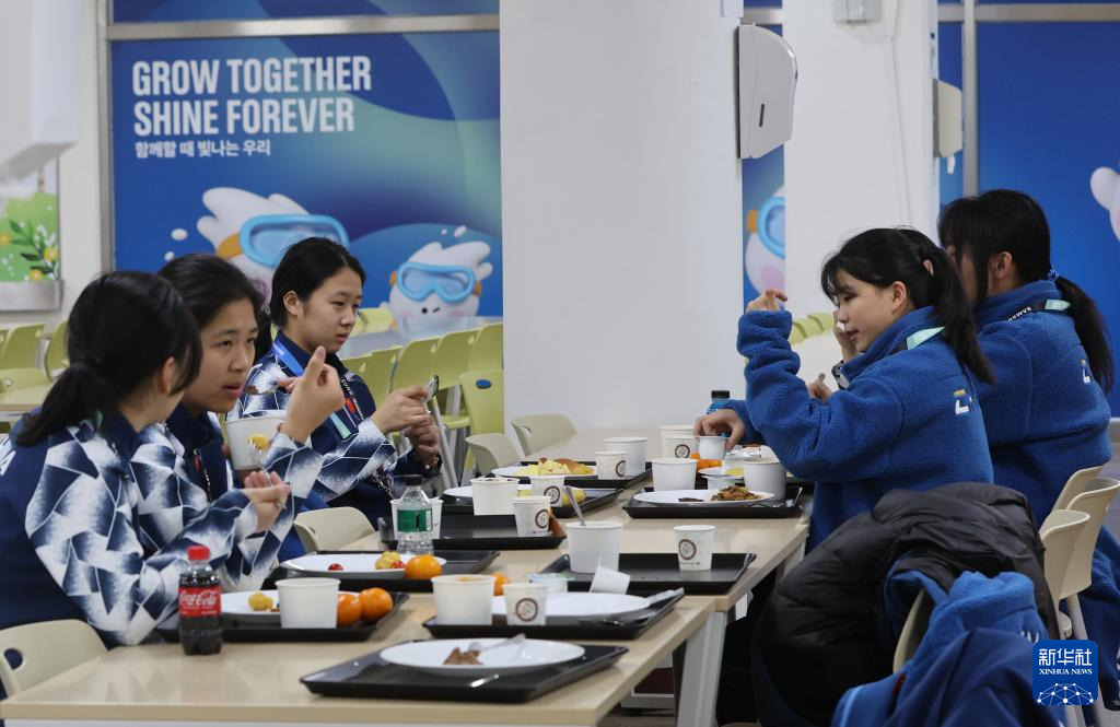 1月18日，中國運動員在冬青奧村內就餐。新華社記者 姚琪琳 攝