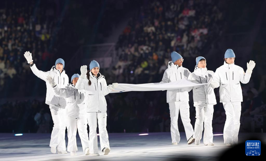 1月19日，旗手执国际奥委会会旗入场。新华社记者 姚琪琳 摄