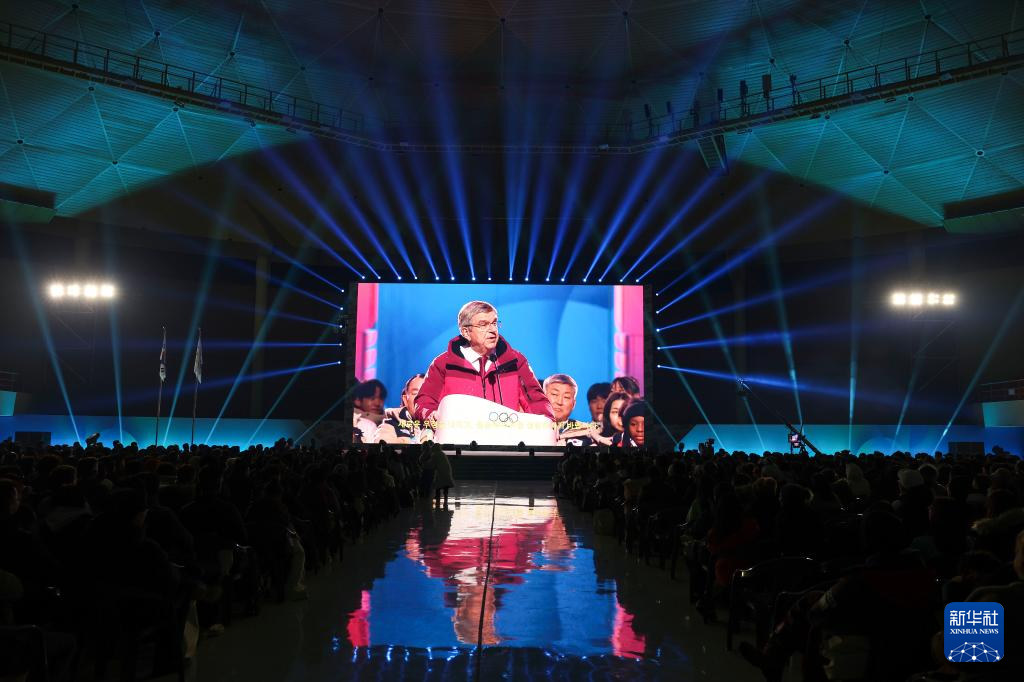 這是1月19日在平昌圓頂體育館拍攝的開幕式現場，大屏幕上顯示畫面為國際奧委會主席巴赫在江原道江陵體育館開幕式現場致辭。新華社記者 胡虎虎 攝