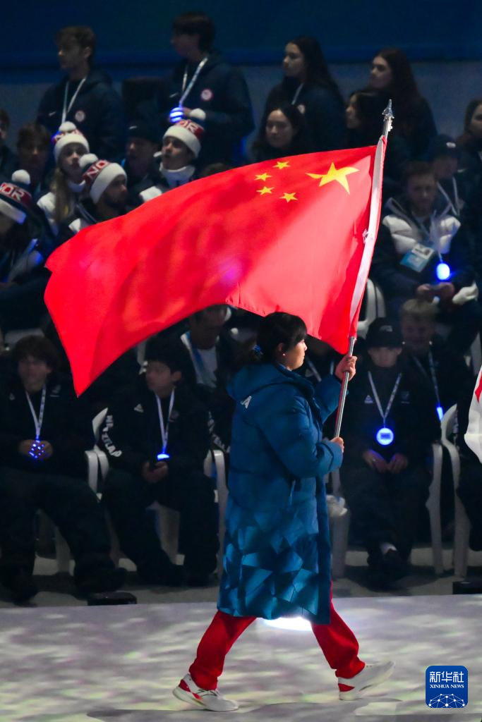 1月19日，中國代表團旗手、女子冰球運動員張菁月在江陵速滑館舉行的開幕式上執國旗入場。新華社記者 朱煒 攝