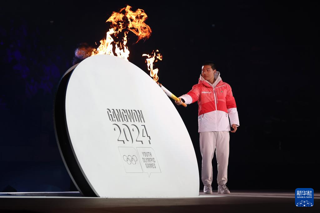 1月19日，最后一棒火炬手、韓國自由式滑雪小將李淨玟在江陵速滑館舉行的開幕式上點燃主火炬。新華社記者 朱煒 攝