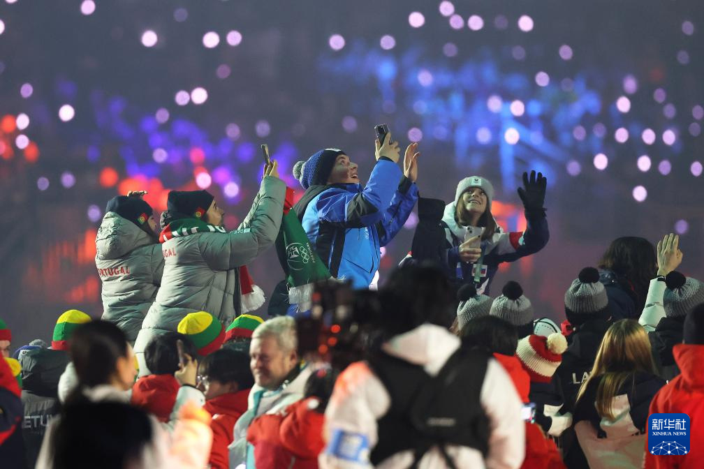 1月19日，運動員在江陵速滑館舉行的開幕式上用手機拍照。新華社記者 李明 攝