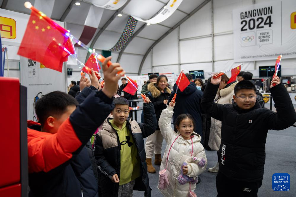 1月19日，在江陵奧林匹克公園的餐廳裡，小游客揮舞五星紅旗。新華社記者 張笑宇 攝