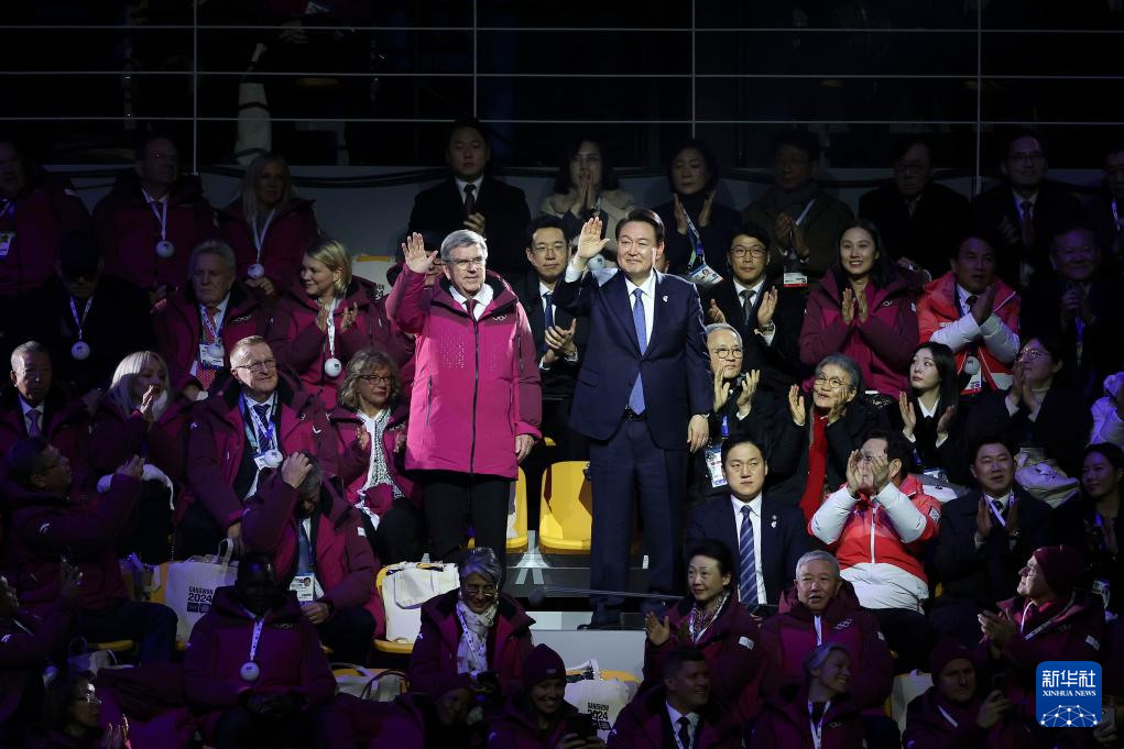 1月19日，國際奧委會主席巴赫（左）和韓國總統尹錫悅在江陵速滑館舉行的開幕式上向觀眾致意。新華社記者 許雅楠 攝