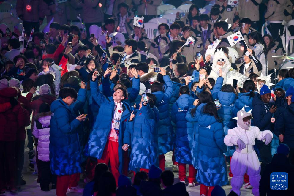 1月19日，中國代表團在開幕式結束后在場內聯歡。新華社記者 朱煒 攝