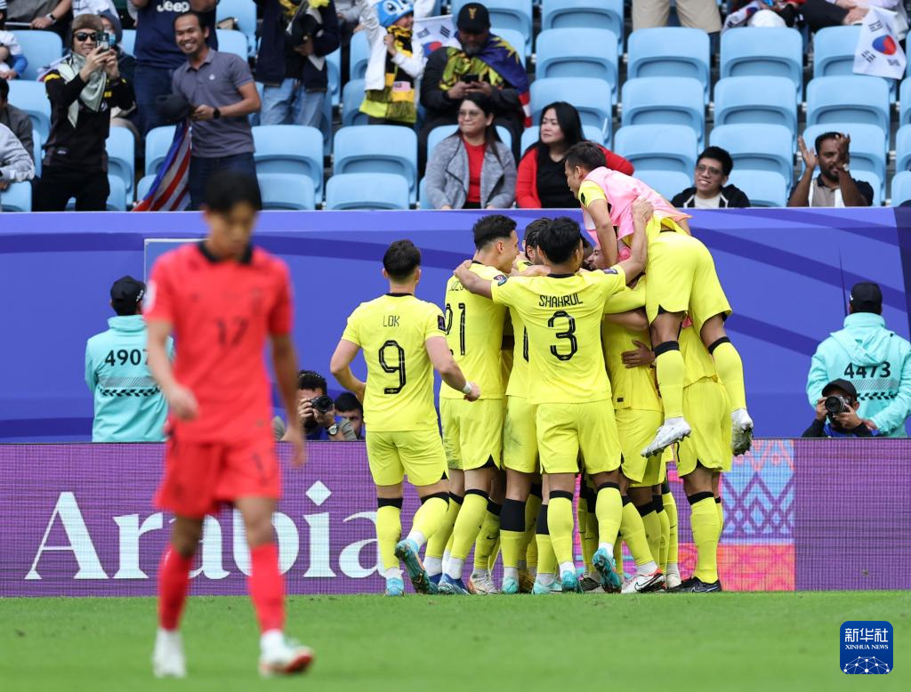 1月25日，馬來西亞隊球員在比賽中慶祝進球。新華社記者 賈浩成 攝