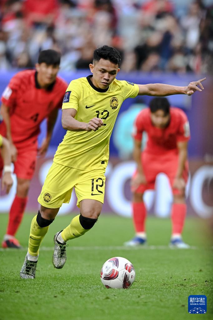 1月25日，馬來西亞隊球員阿裡夫·艾曼（前）在比賽中主罰點球命中。新華社記者 江漢 攝