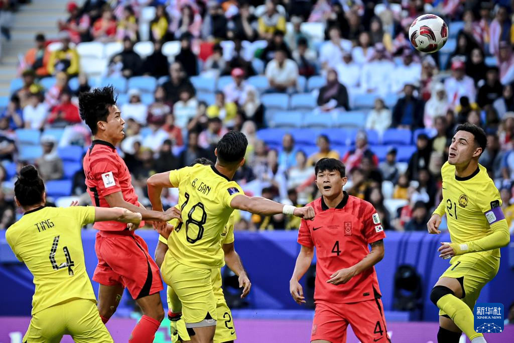 1月25日，韓國隊球員鄭優營（左二）在比賽中頭球攻門得分。新華社記者 江漢 攝