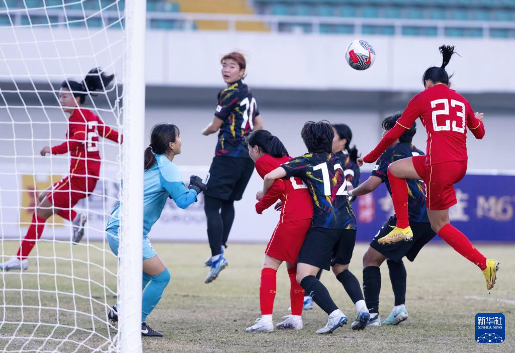 1月28日，中國隊球員盧家玉（右一）頭球攻門得分。新華社記者 魏培全 攝