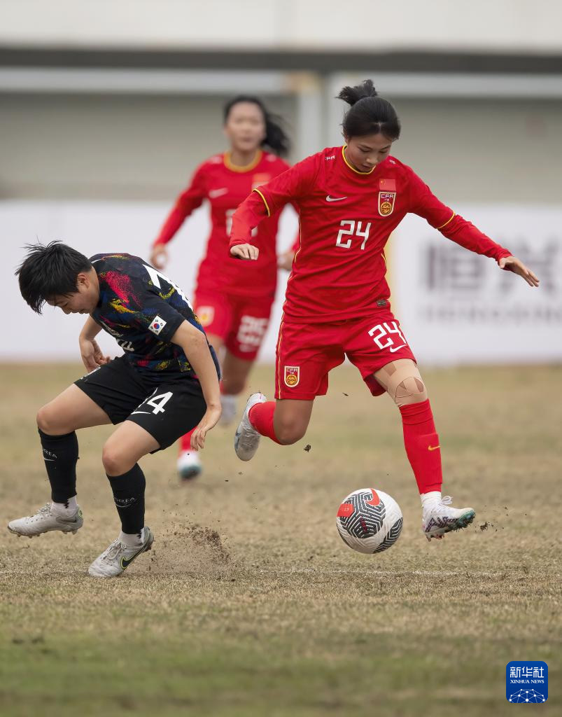 1月28日，中國隊球員歐陽玉環（右）在比賽中帶球突破。新華社記者 魏培全 攝