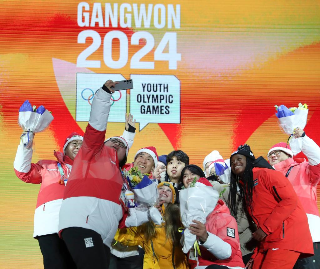 2月1日，冬青奧會志願者代表和運動員代表在閉幕式上合影。新華社記者 姚琪琳 攝