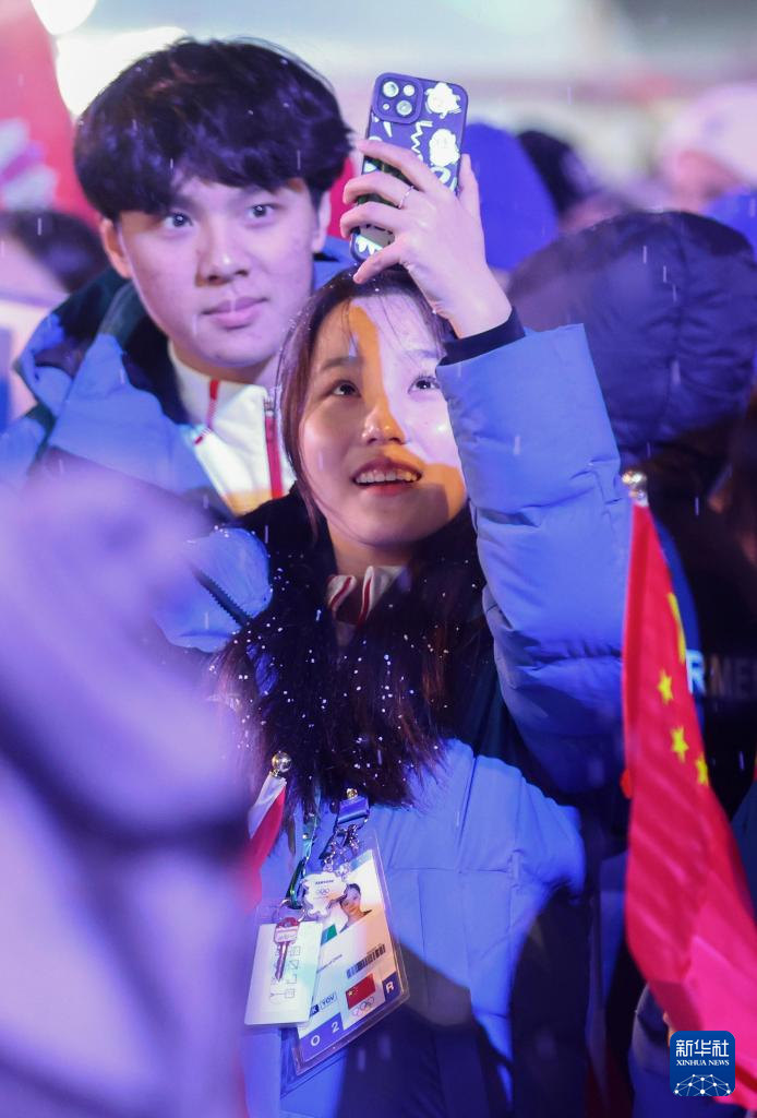 2月1日，中國運動員在閉幕式上留影。新華社記者 姚琪琳 攝