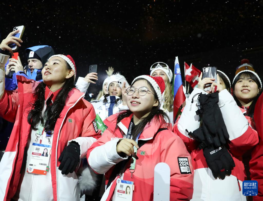 2月1日，冬青奧會志願者在現場觀看閉幕式。新華社記者 姚琪琳 攝