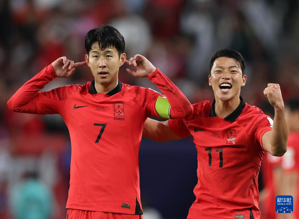 2月2日，韓國隊球員孫興慜（左）在加時賽中主罰任意球得分后與隊友黃喜燦慶祝。新華社記者 賈浩成 攝