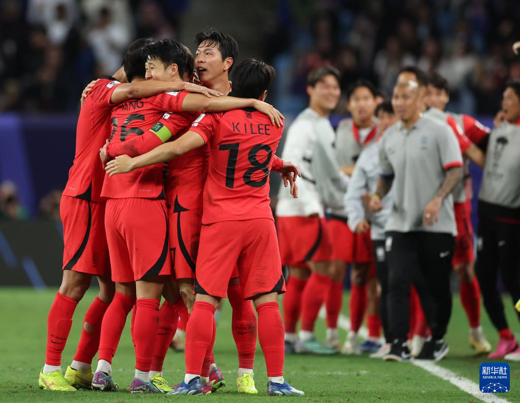 2月2日，韓國隊球員孫興慜（前中）在加時賽中主罰任意球得分后與隊友慶祝。新華社記者 賈浩成 攝