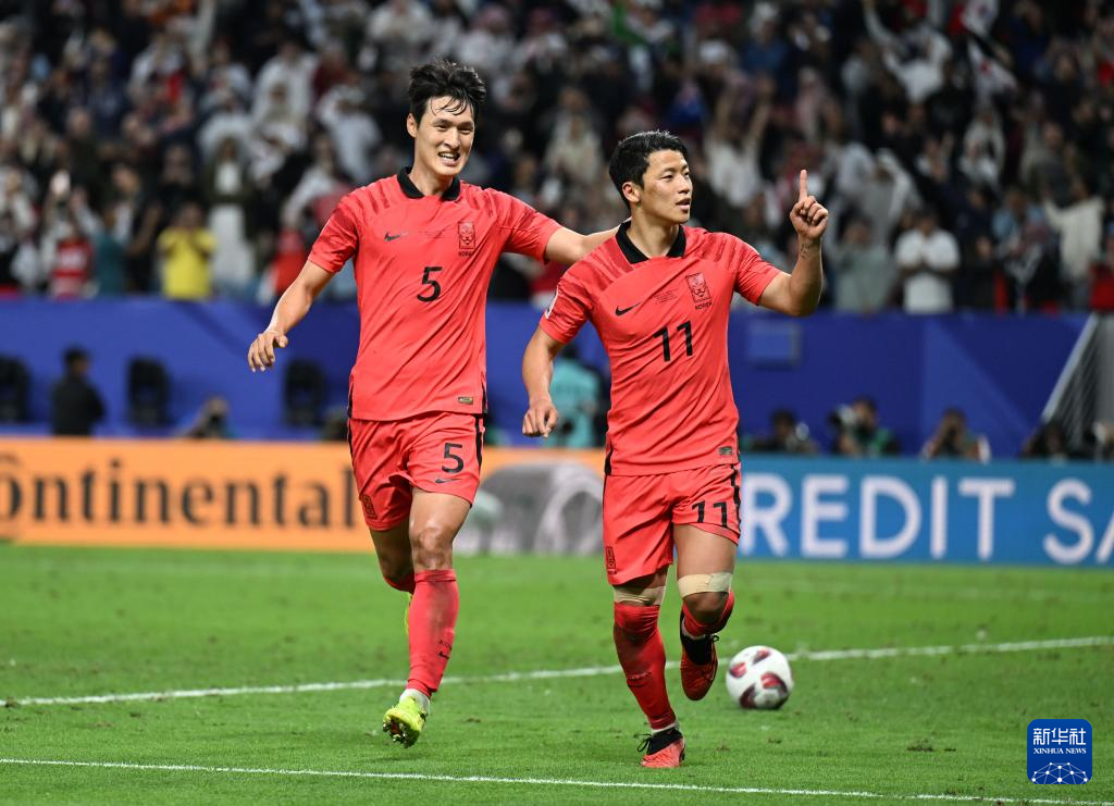 2月2日，韓國隊球員黃喜燦（右）在點球扳平比分后慶祝。新華社記者 孫凡