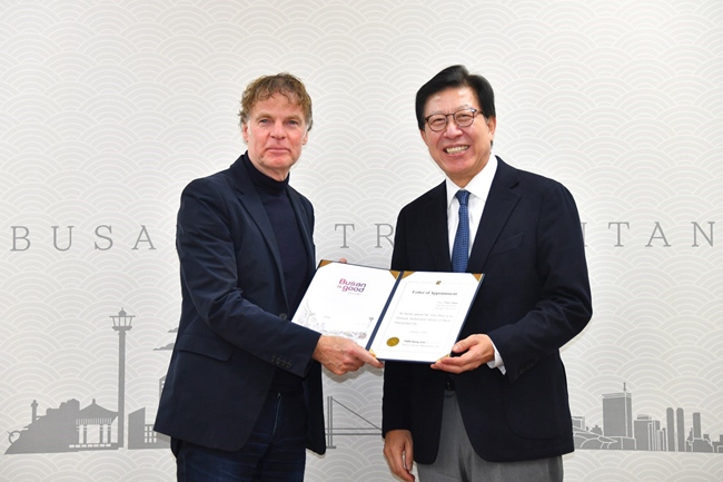 荷蘭著名建筑設計師Winy Maas與釜山市市長朴亨俊合照。釜山市供圖