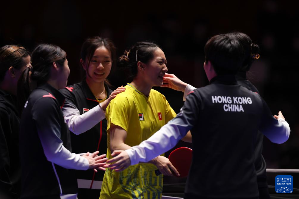 2月22日，中國香港隊選手朱成竹（中）在贏得第五盤比賽后和隊友慶祝。最終，朱成竹3比1戰勝中國台北隊選手陳思羽。新華社記者 張濤 攝