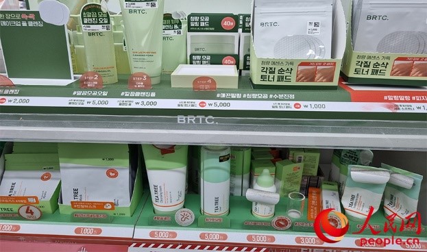 韓國零售連鎖店大創推出低價化妝品。 人民網 李帆攝