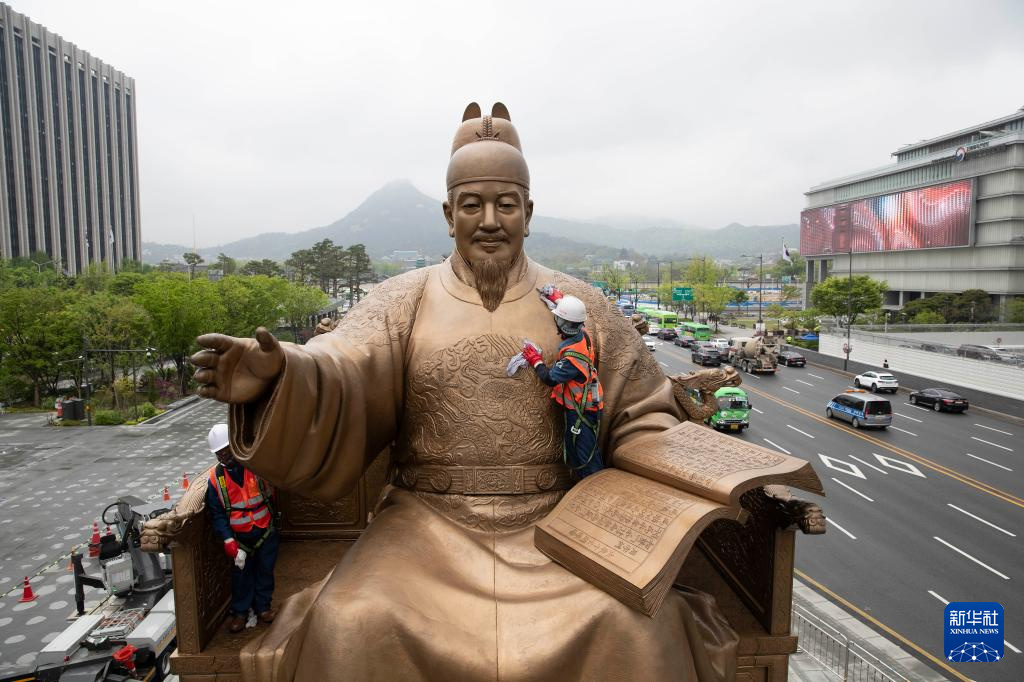 4月16日，在韓國首爾，工作人員清洗世宗大王銅像。