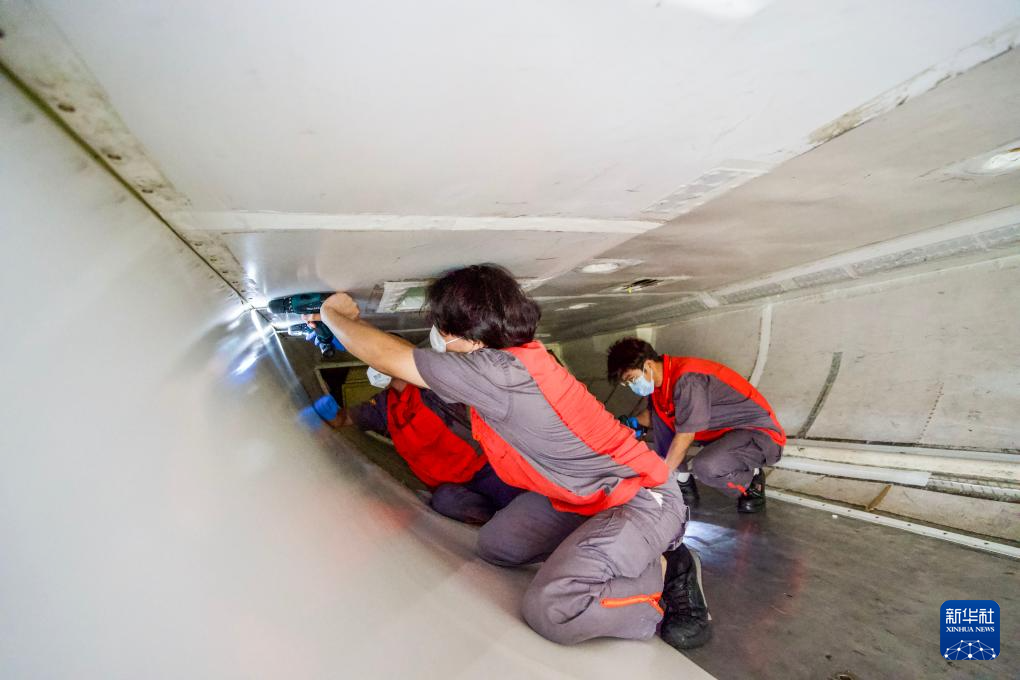 5月13日，海航技術旗下大新華飛機維修服務有限公司的機務維修人員在對進境飛機進行檢修。