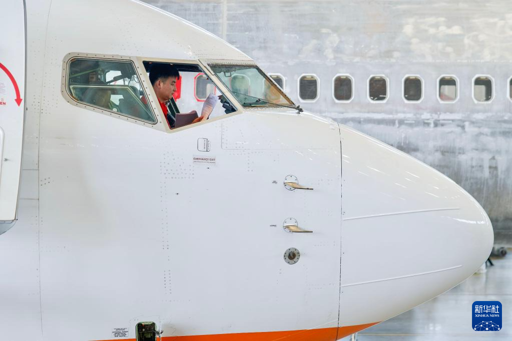 5月13日，海航技術旗下大新華飛機維修服務有限公司的機務維修人員在對進境飛機進行檢修。