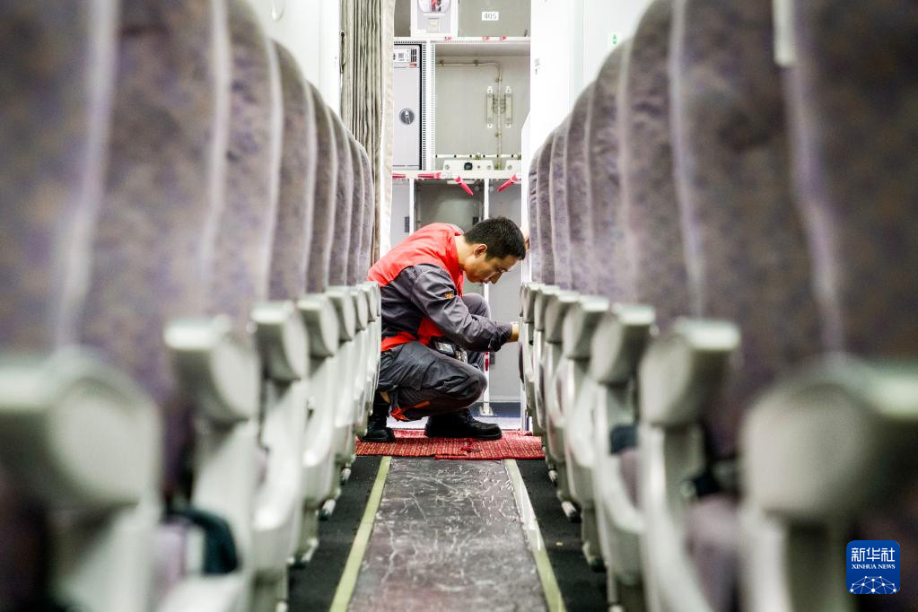 5月13日，海航技術旗下大新華飛機維修服務有限公司的機務維修人員在對進境飛機進行檢修。