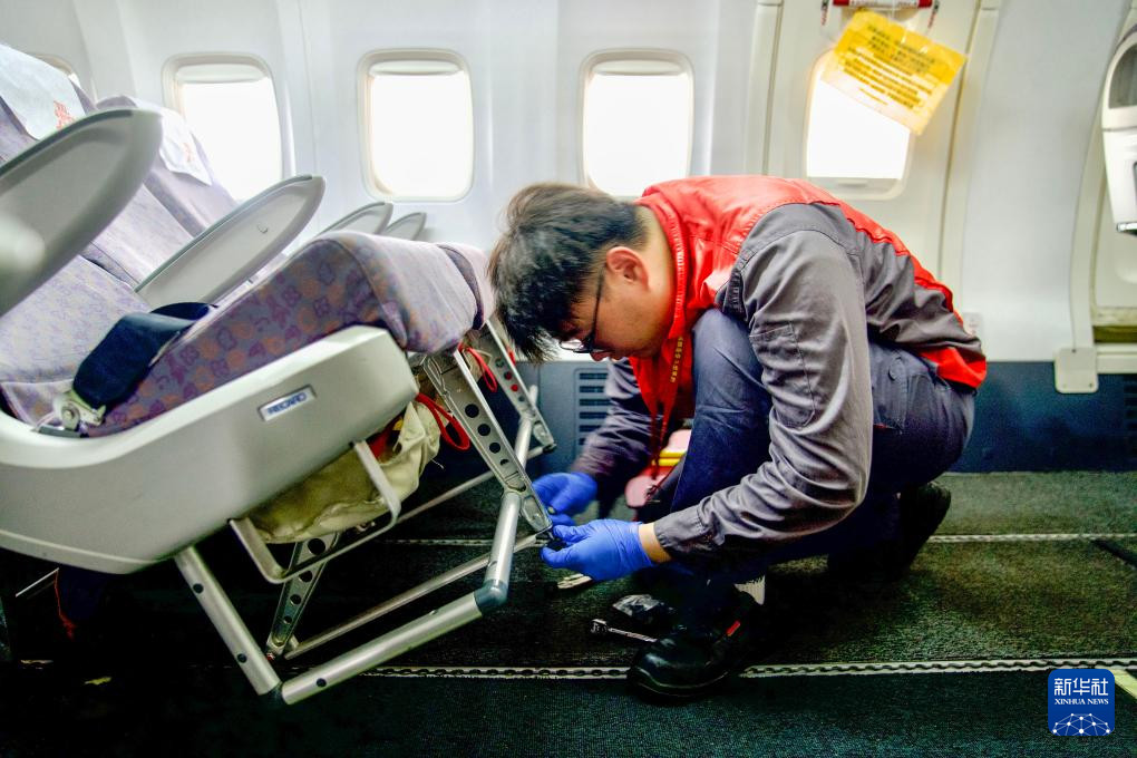 5月13日，海航技術旗下大新華飛機維修服務有限公司的機務維修人員在對進境飛機進行檢修。