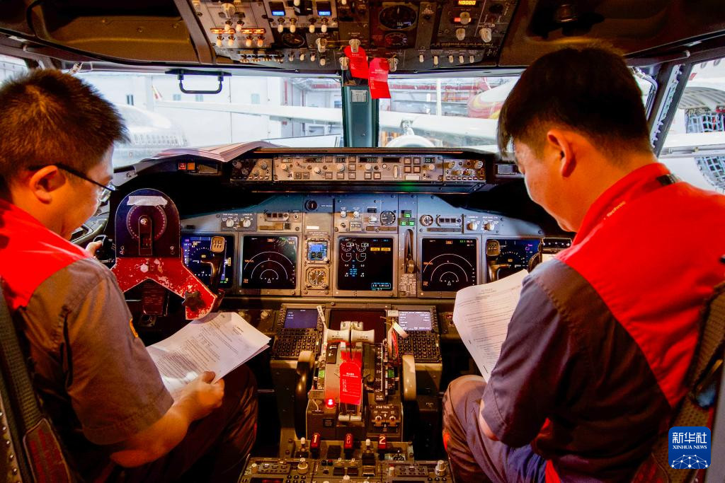 5月13日，海航技术旗下大新华飞机维修服务有限公司的机务维修人员在对进境飞机进行检修。