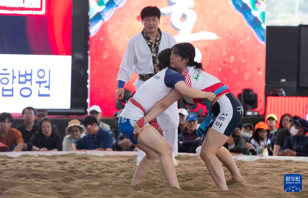 6月8日，人們在韓國江陵市觀看傳統摔跤比賽。