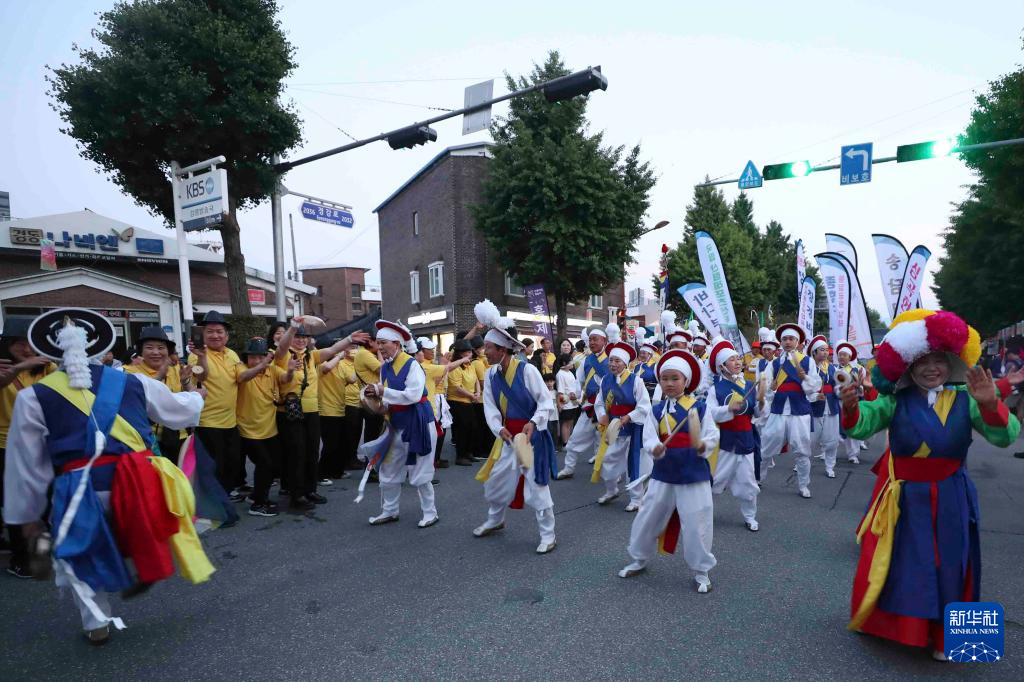6月8日，韓國江陵民眾在一年一度的民俗聯歡上表演農樂。